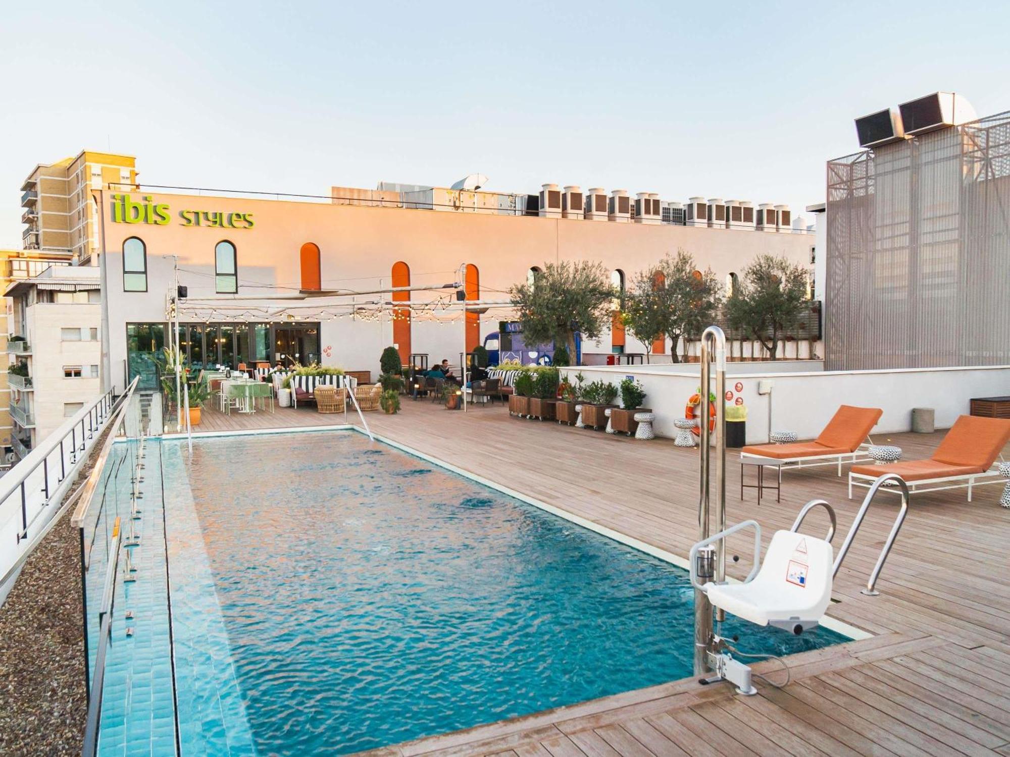 5 Hoteles Cerca del Mercado de Triana que Debes Conocer