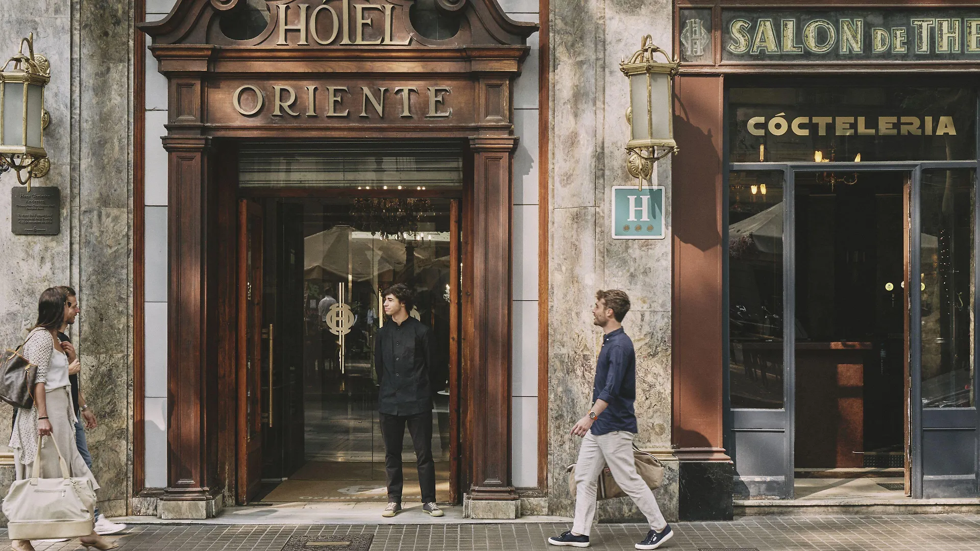 Alojarse en El Raval: 9 Hoteles de Negocios Comparados